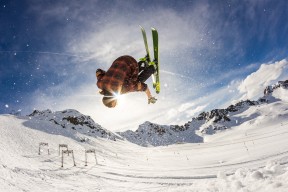 9人药厂新帅强势夺首胜，滕哈格11打10战绩未佳，腾哈格执教风格